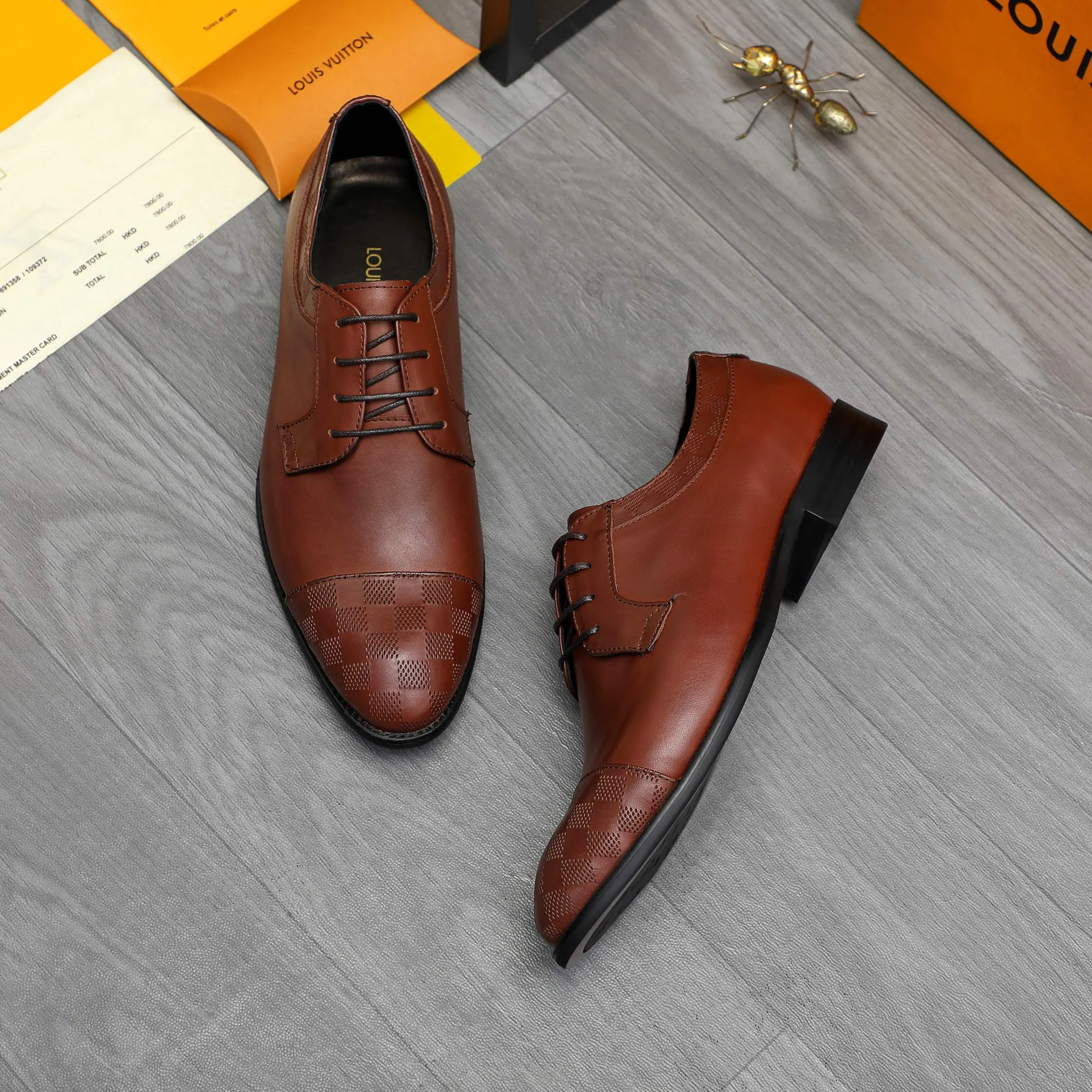 Men's shoes 💰p460 Product trademark: LV (Louis Vuitton) business lace-up leather shoes True size: 39-44 Product material: Selected cowhide stitching classic embossed upper, cowhide lining, original rubber outsole
